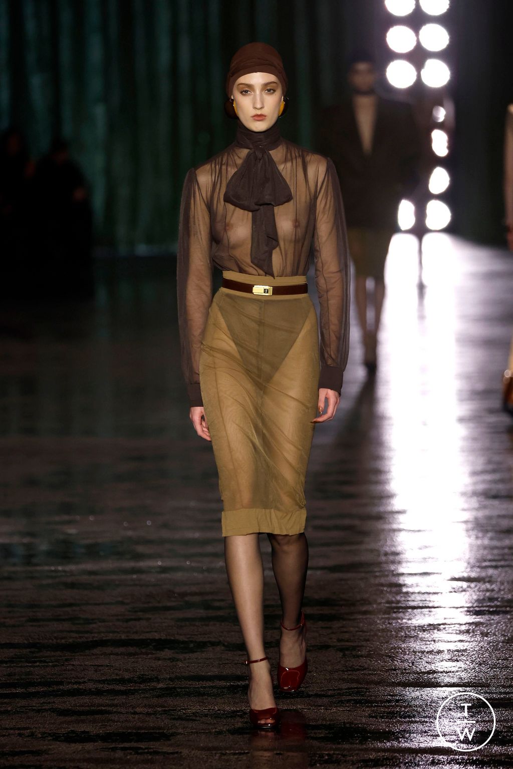 Fashion Week Paris Fall/Winter 2024 look 4 from the Saint Laurent collection 女装