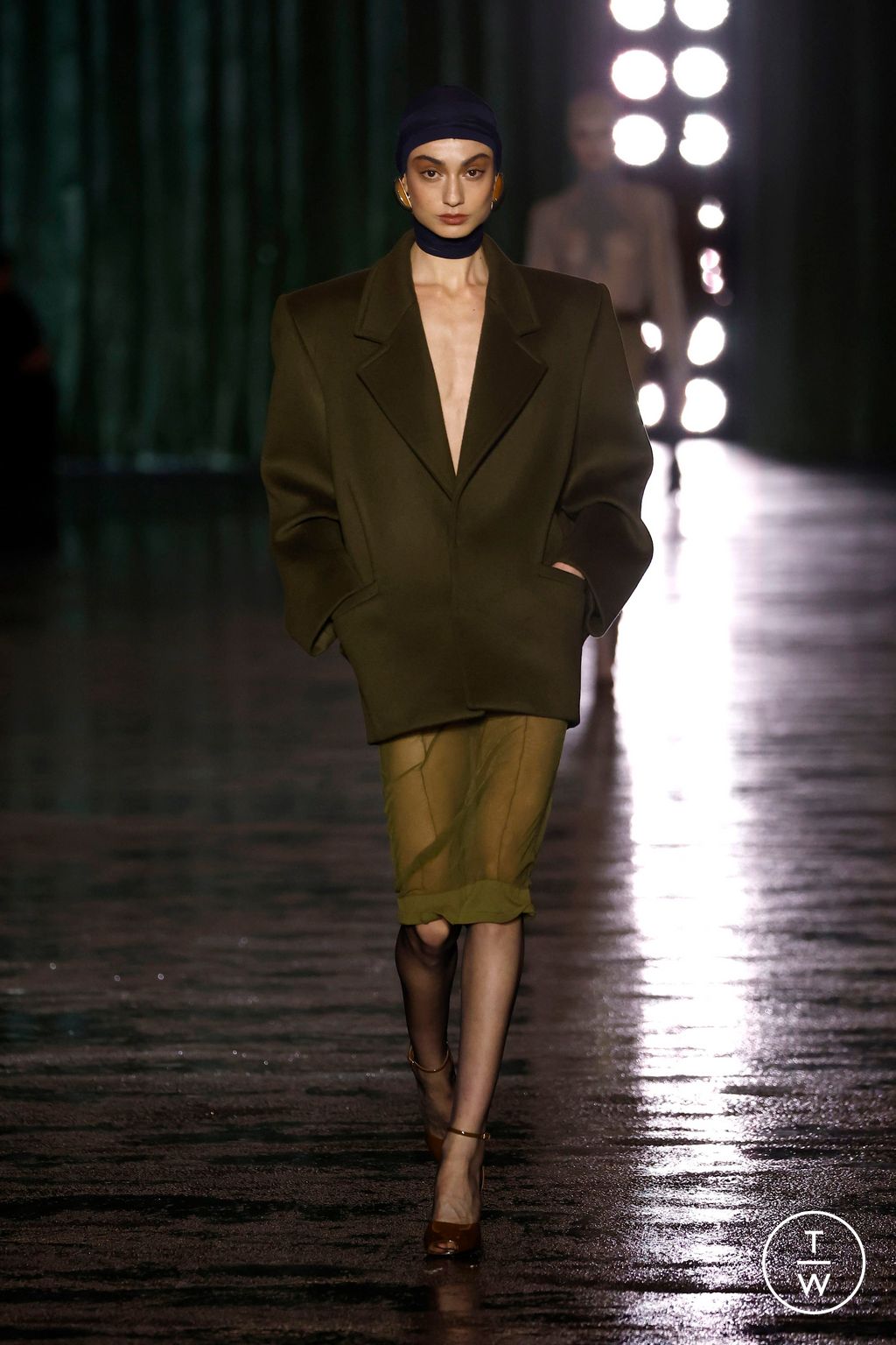 Fashion Week Paris Fall/Winter 2024 look 5 from the Saint Laurent collection 女装