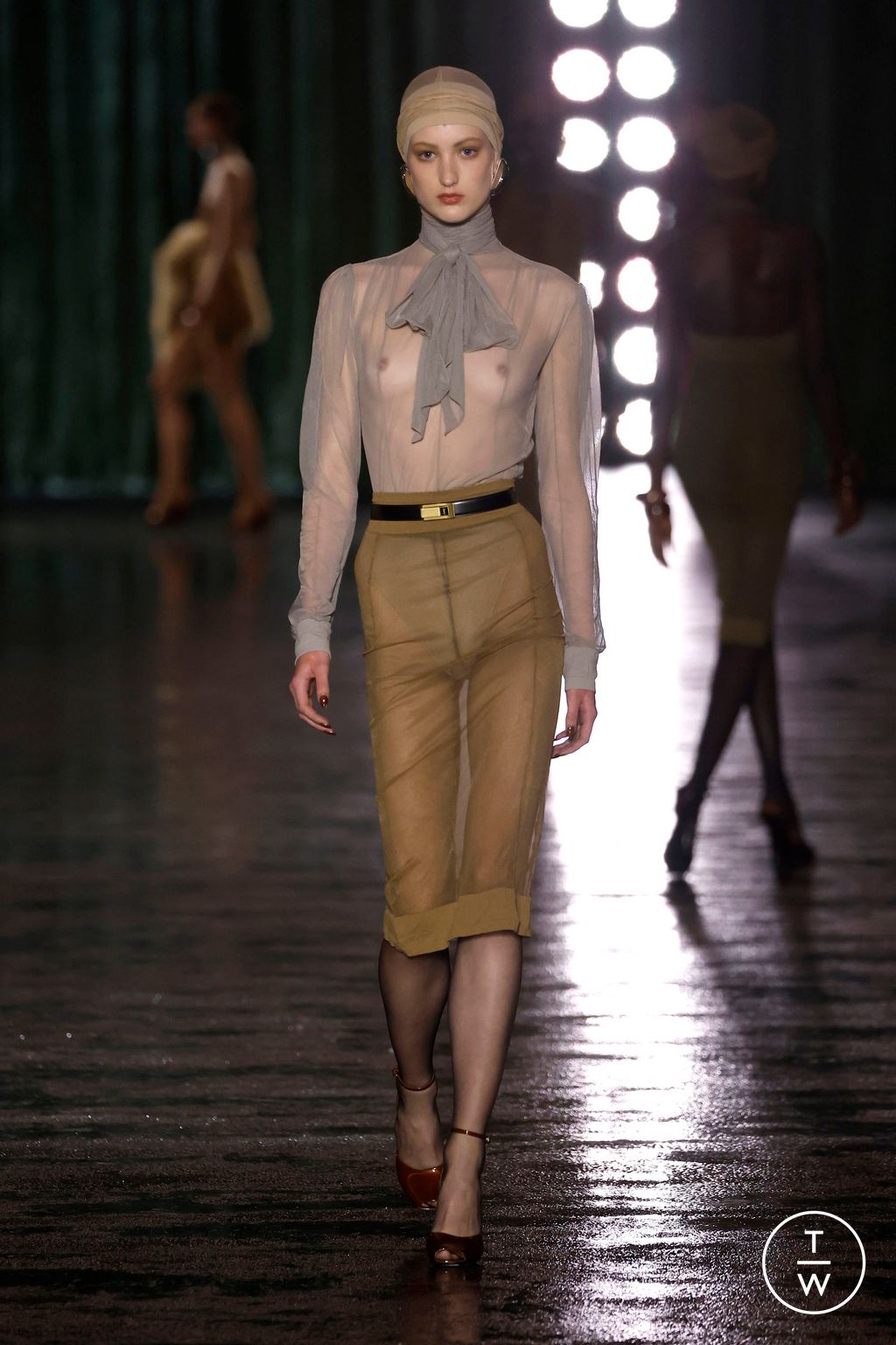 Fashion Week Paris Fall/Winter 2024 look 6 de la collection Saint Laurent womenswear