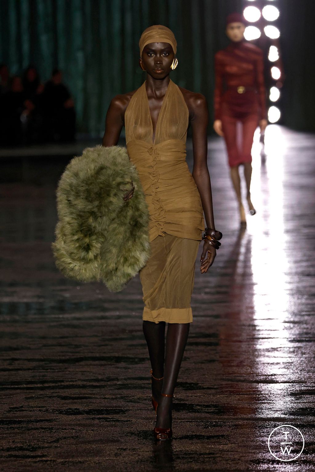 Fashion Week Paris Fall/Winter 2024 look 7 de la collection Saint Laurent womenswear