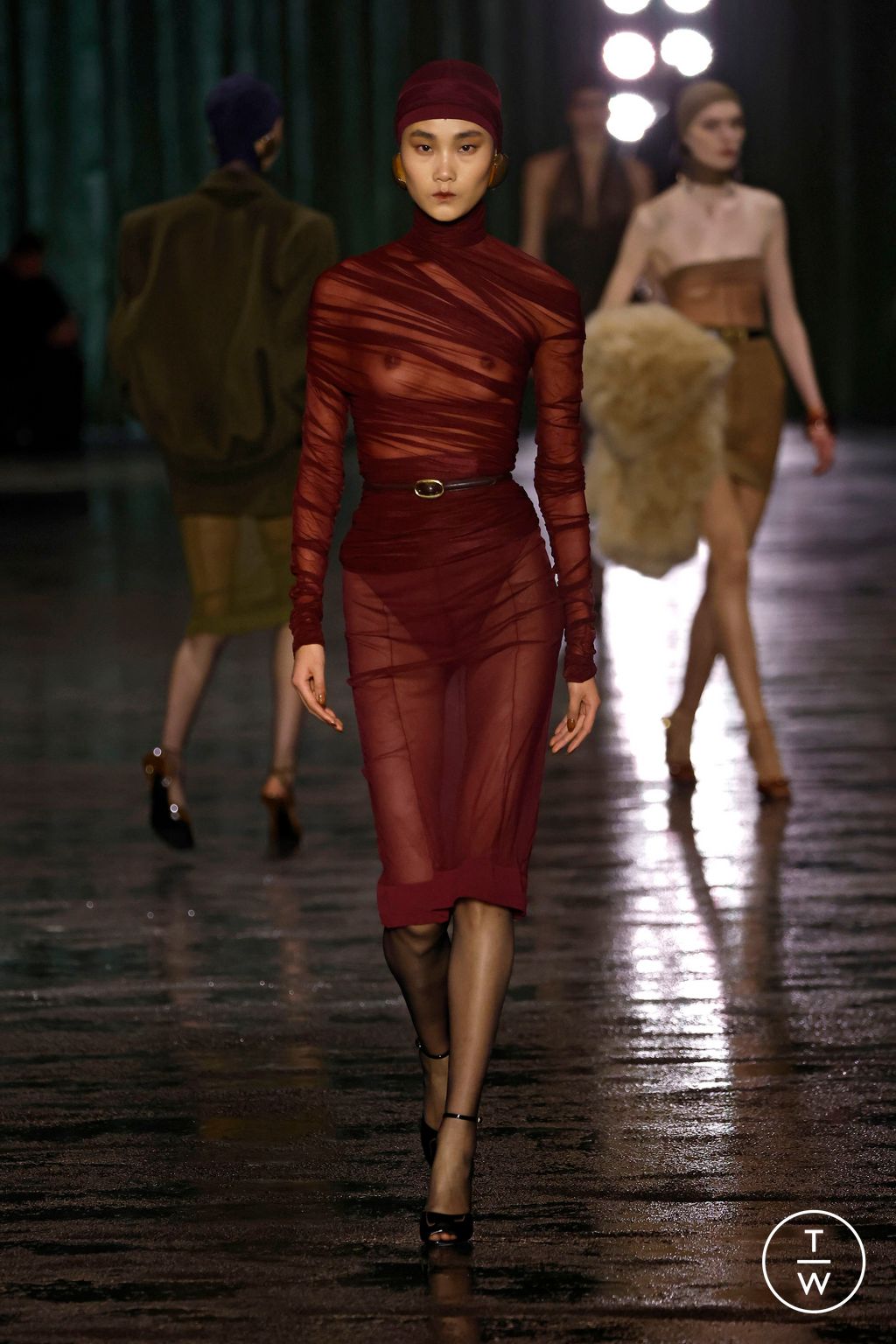 Fashion Week Paris Fall/Winter 2024 look 8 de la collection Saint Laurent womenswear