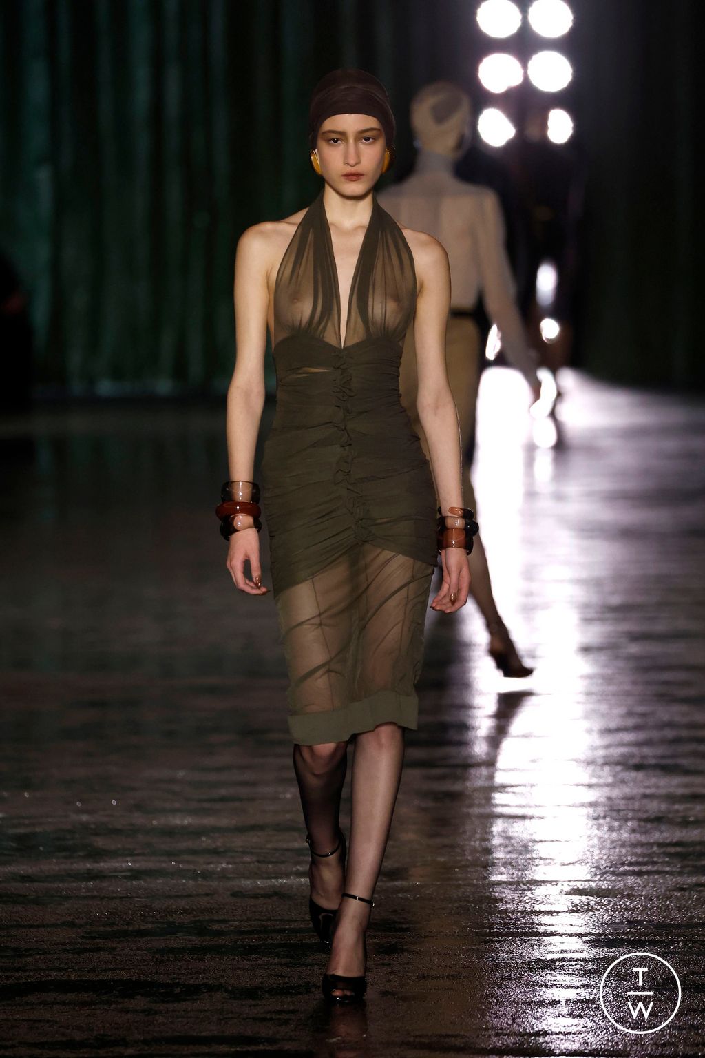 Fashion Week Paris Fall/Winter 2024 look 9 de la collection Saint Laurent womenswear