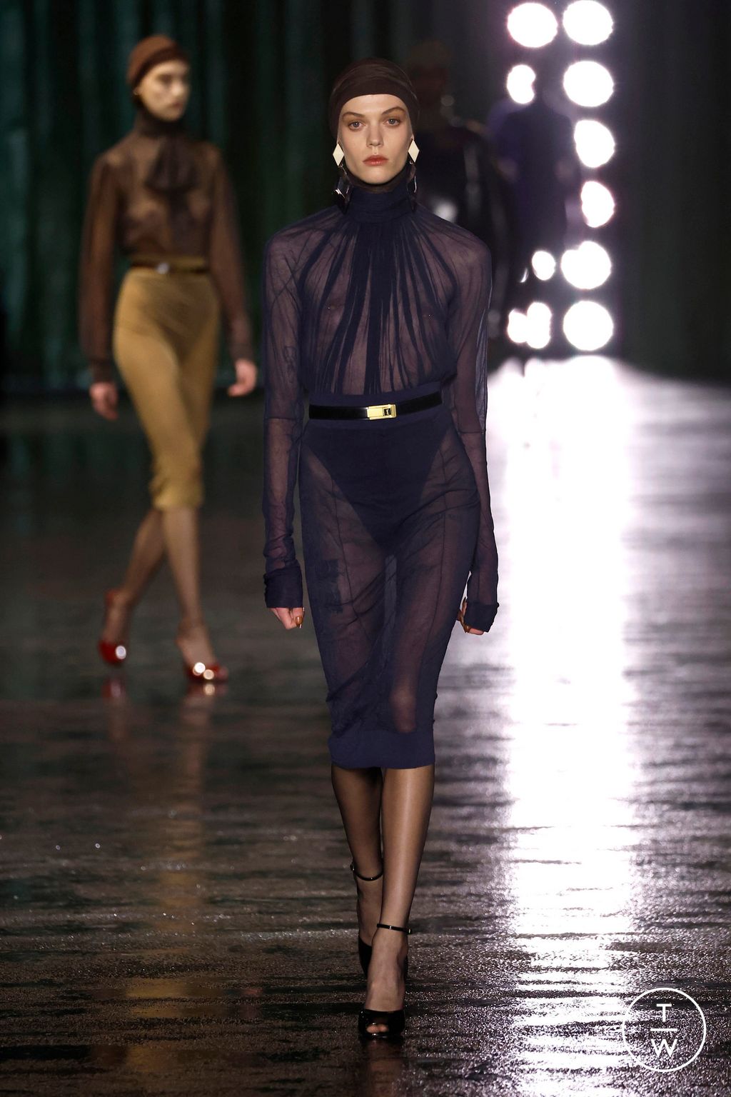 Fashion Week Paris Fall/Winter 2024 look 11 de la collection Saint Laurent womenswear