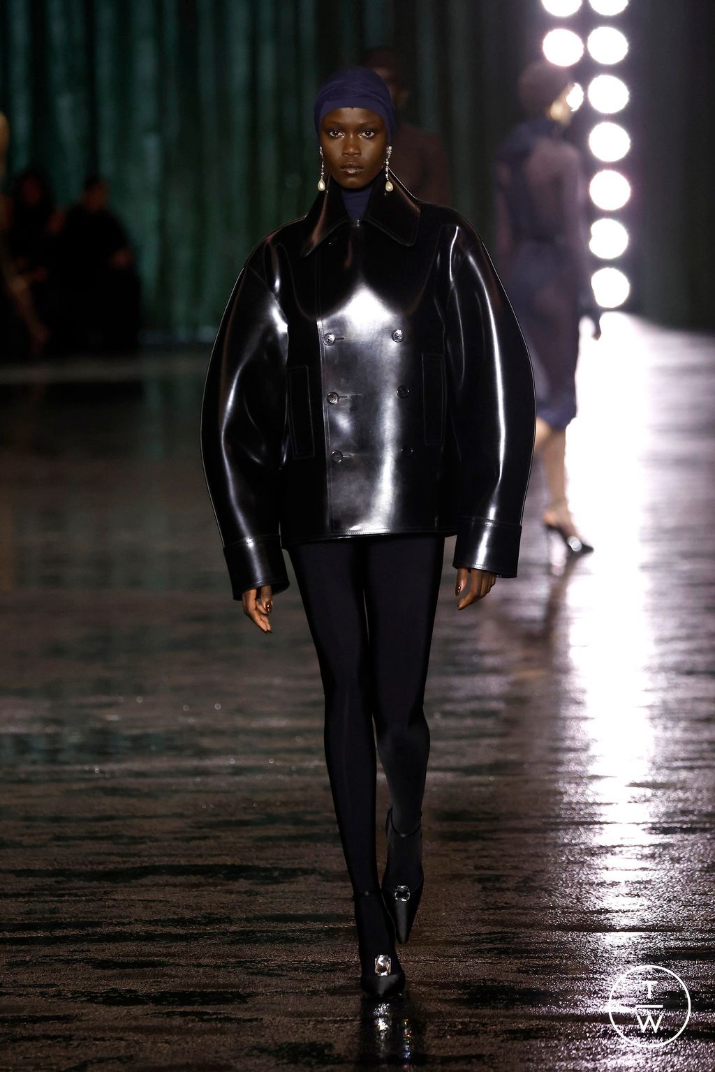 Fashion Week Paris Fall/Winter 2024 look 14 from the Saint Laurent collection 女装