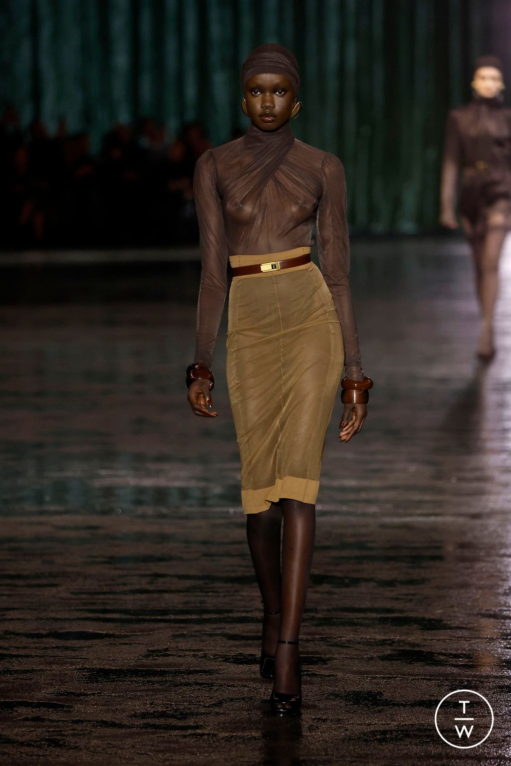 Fashion Week Paris Fall/Winter 2024 look 15 de la collection Saint Laurent womenswear