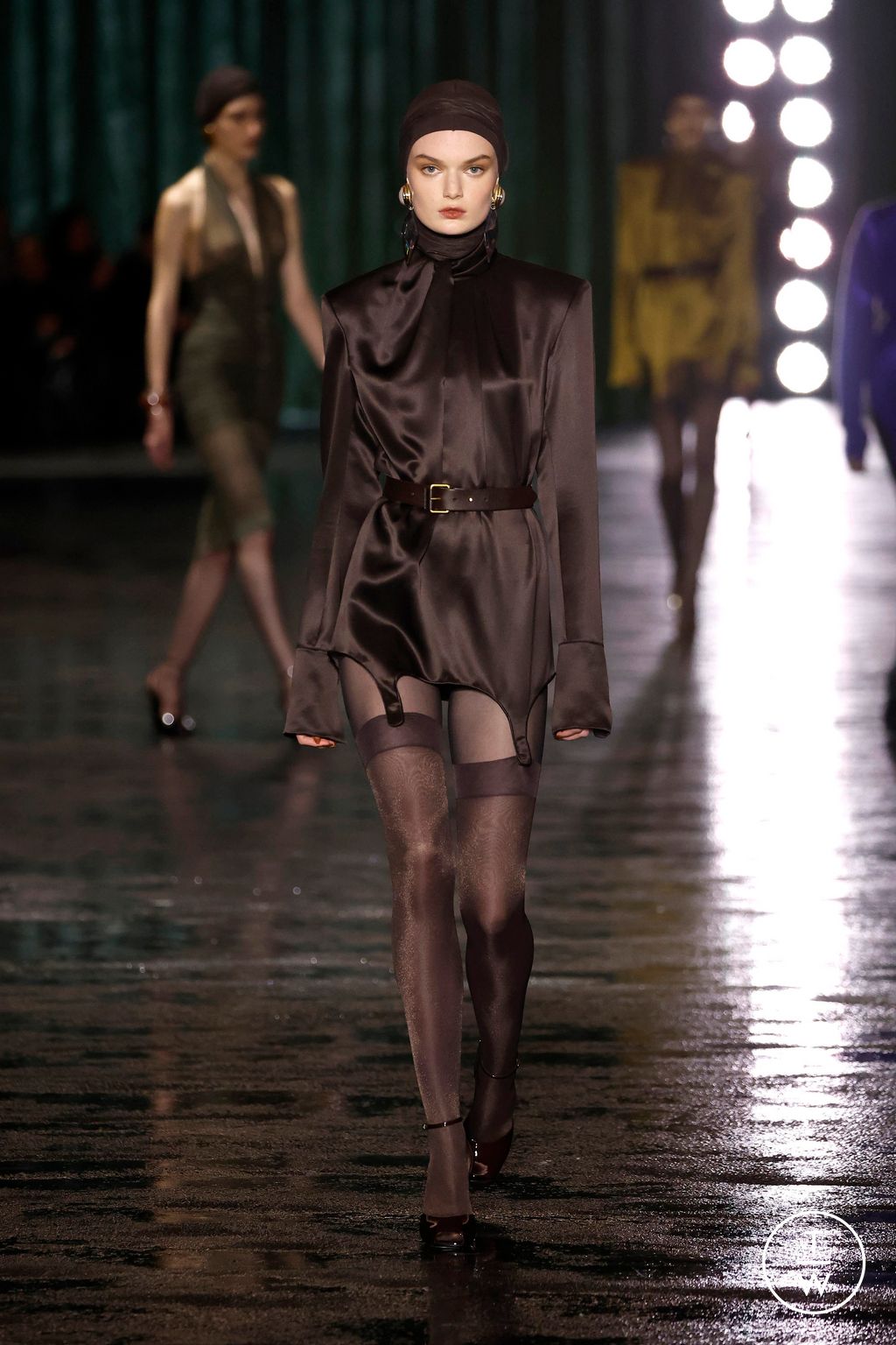 Fashion Week Paris Fall/Winter 2024 look 16 from the Saint Laurent collection womenswear