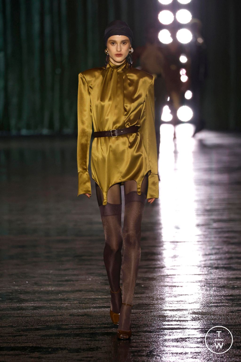 Fashion Week Paris Fall/Winter 2024 look 17 de la collection Saint Laurent womenswear