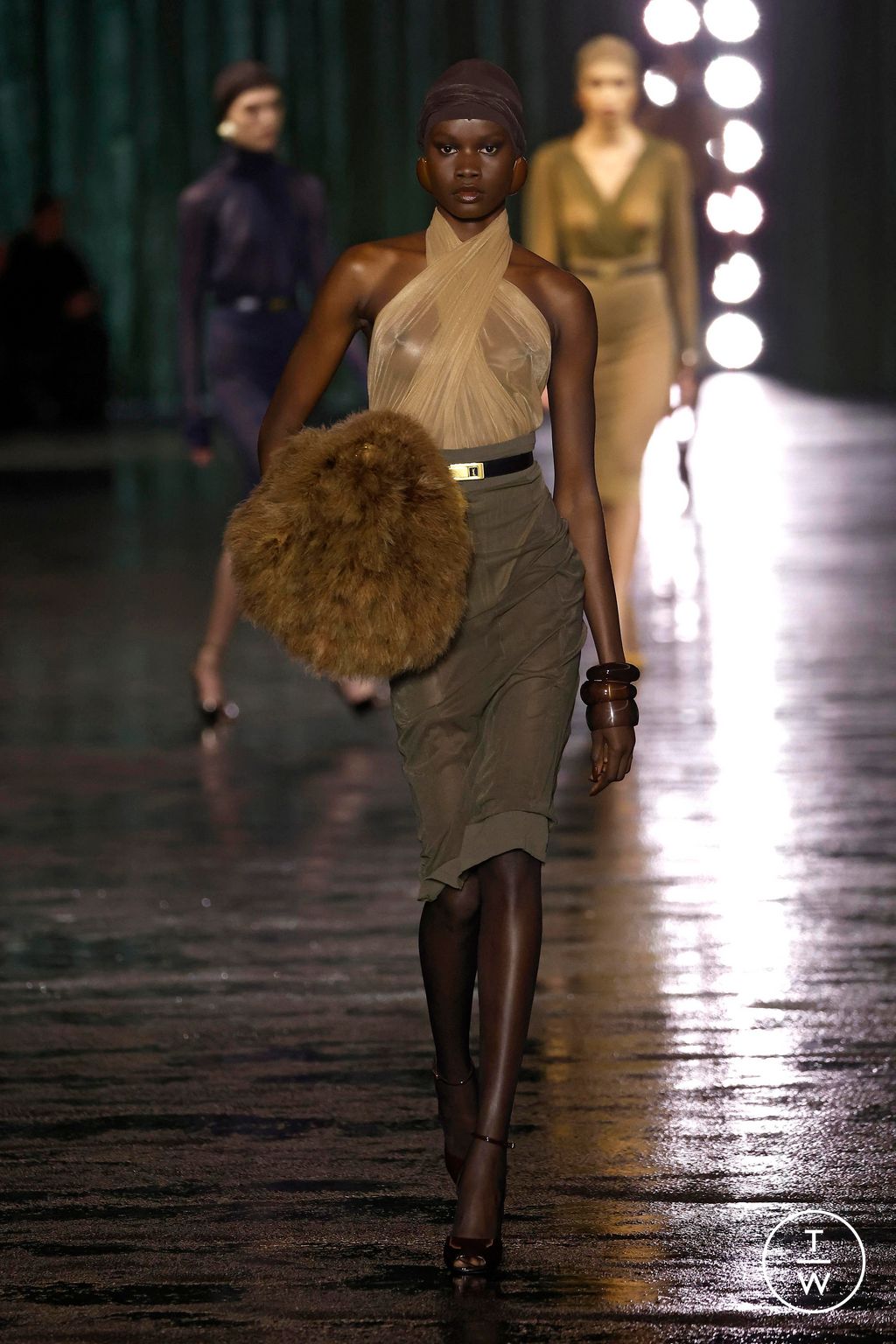 Fashion Week Paris Fall/Winter 2024 look 18 de la collection Saint Laurent womenswear