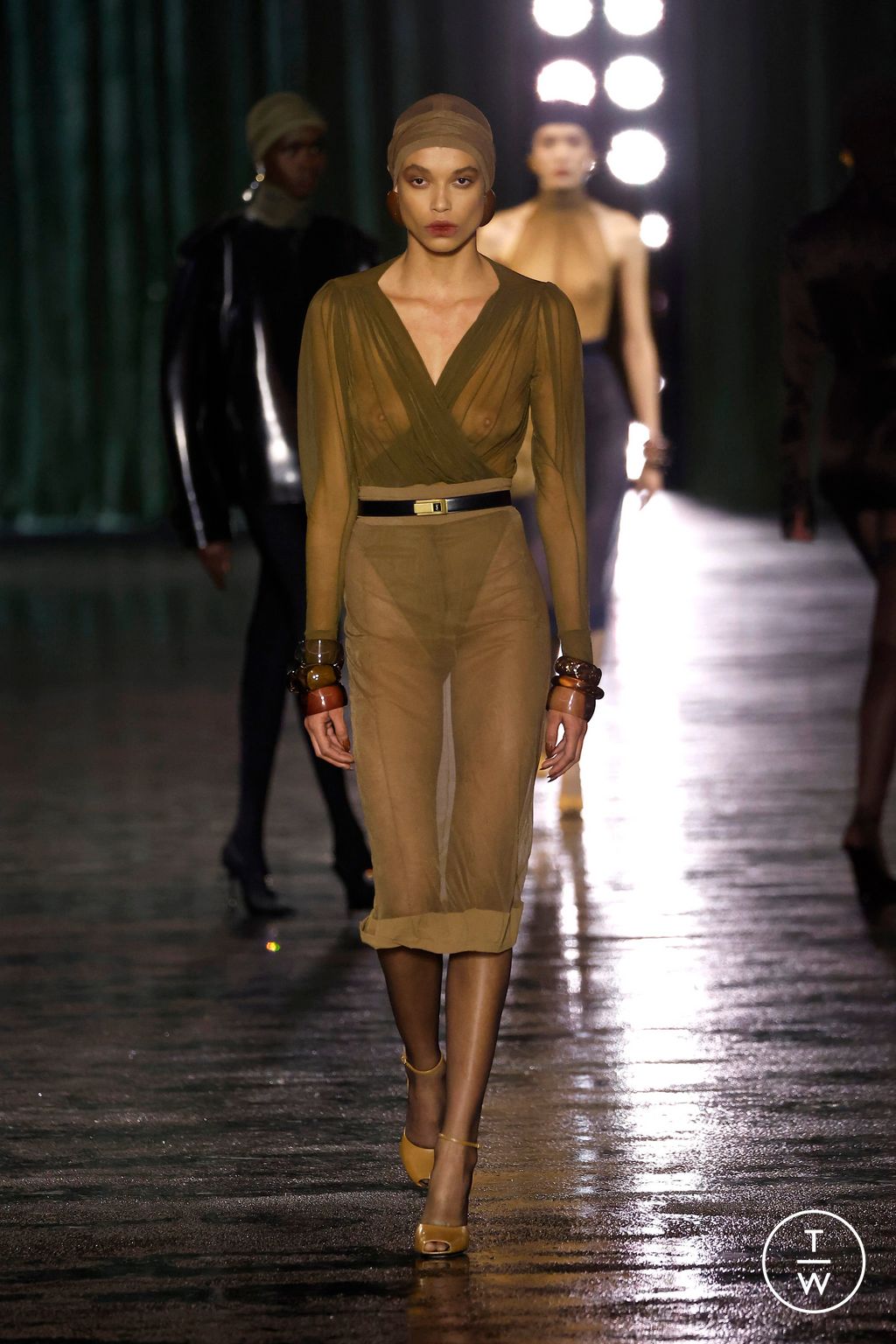 Fashion Week Paris Fall/Winter 2024 look 19 de la collection Saint Laurent womenswear
