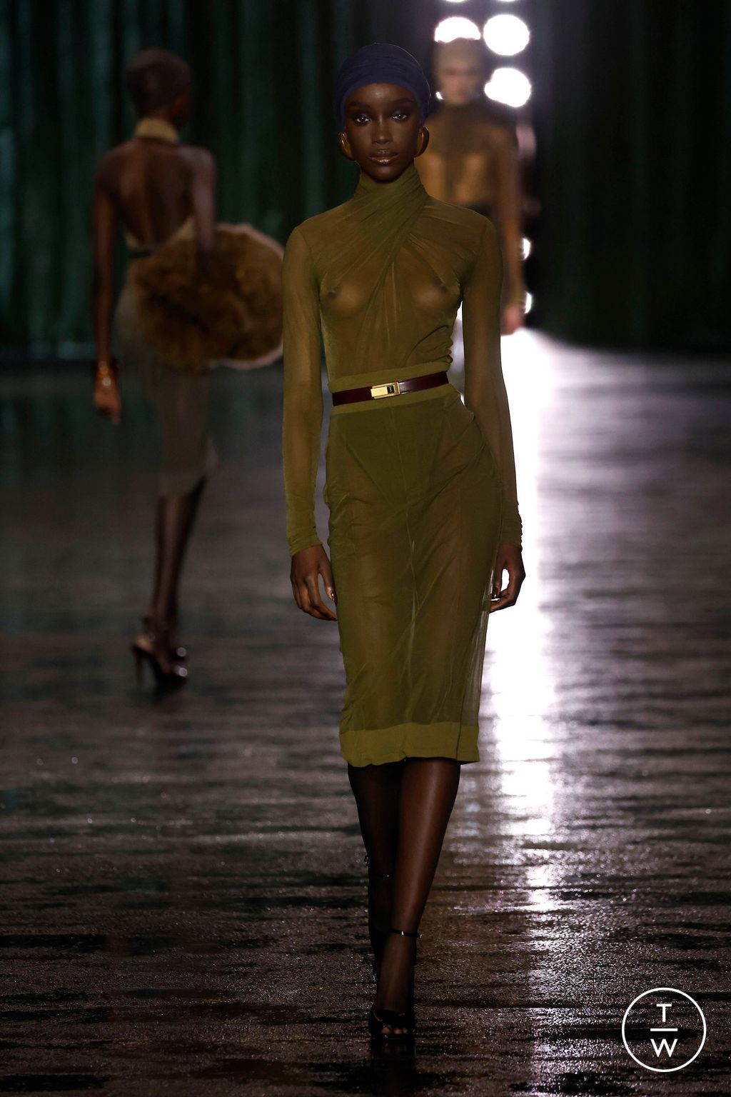 Fashion Week Paris Fall/Winter 2024 look 21 de la collection Saint Laurent womenswear