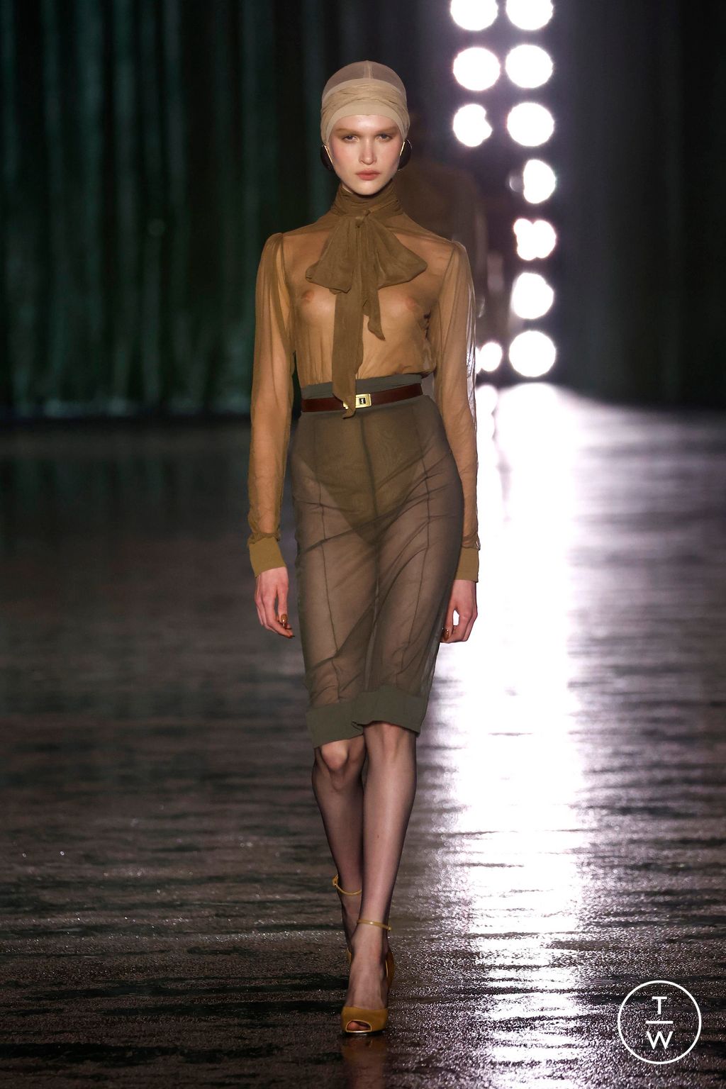 Fashion Week Paris Fall/Winter 2024 look 22 de la collection Saint Laurent womenswear