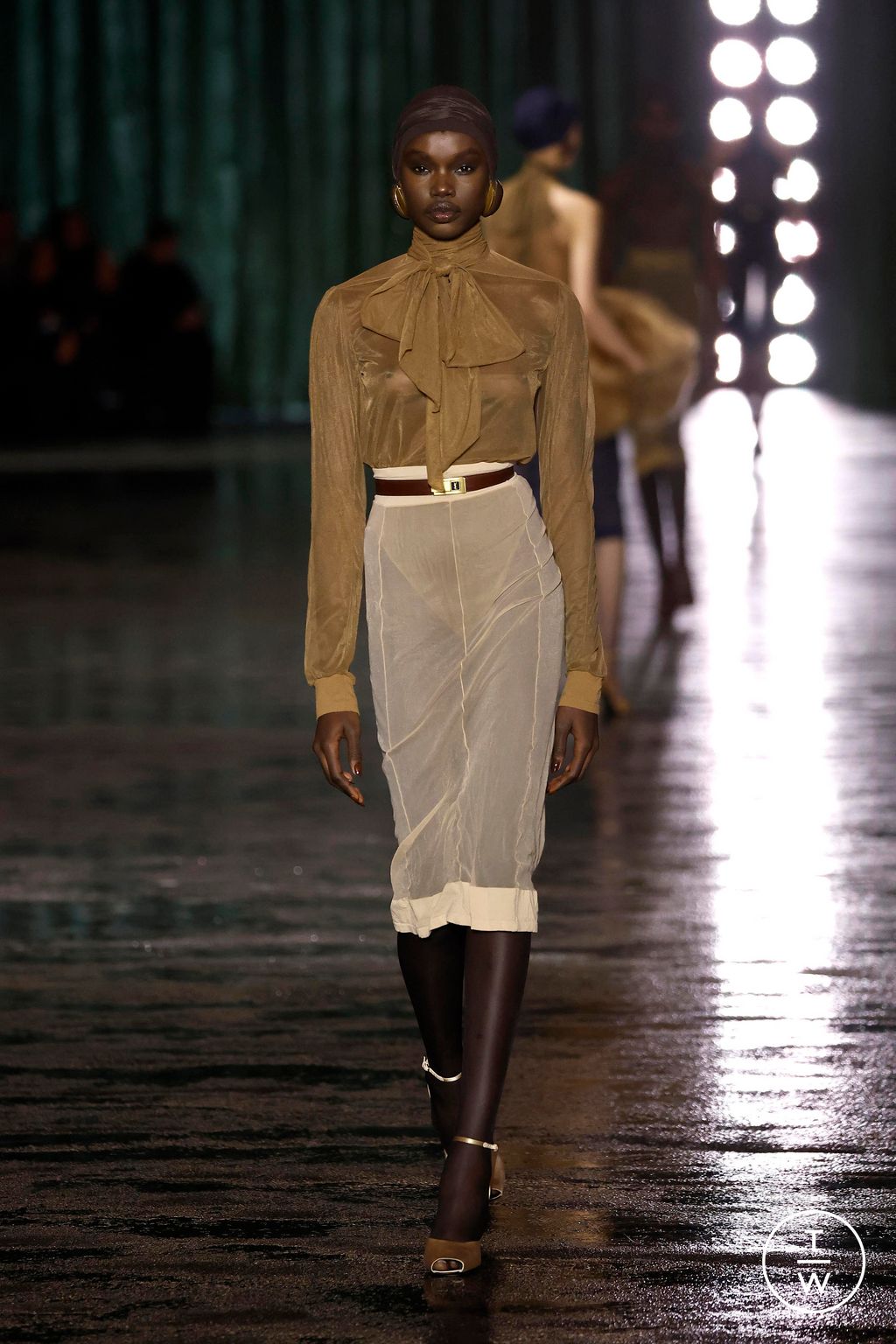 Fashion Week Paris Fall/Winter 2024 look 23 de la collection Saint Laurent womenswear