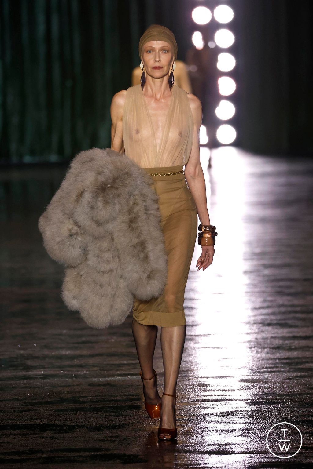 Fashion Week Paris Fall/Winter 2024 look 27 from the Saint Laurent collection womenswear