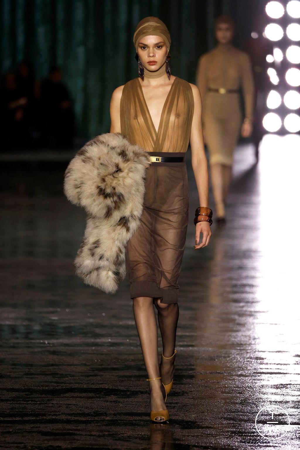 Fashion Week Paris Fall/Winter 2024 look 29 from the Saint Laurent collection 女装