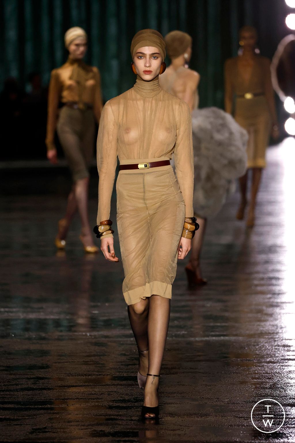 Fashion Week Paris Fall/Winter 2024 look 30 de la collection Saint Laurent womenswear