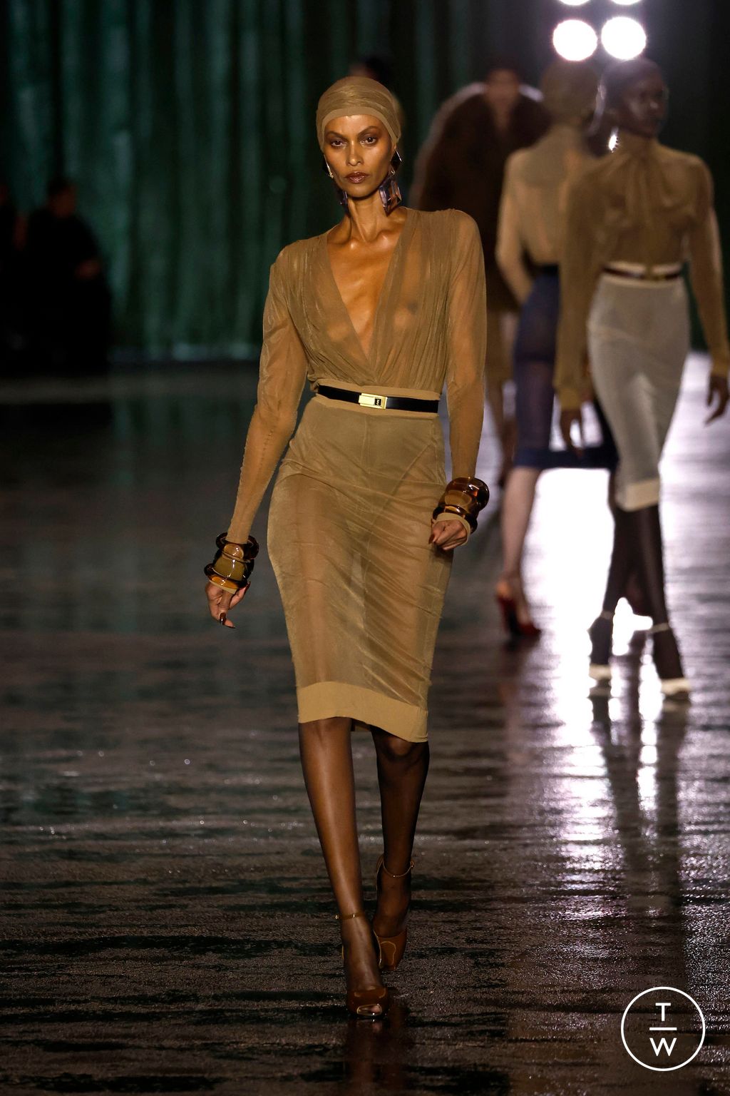 Fashion Week Paris Fall/Winter 2024 look 31 de la collection Saint Laurent womenswear