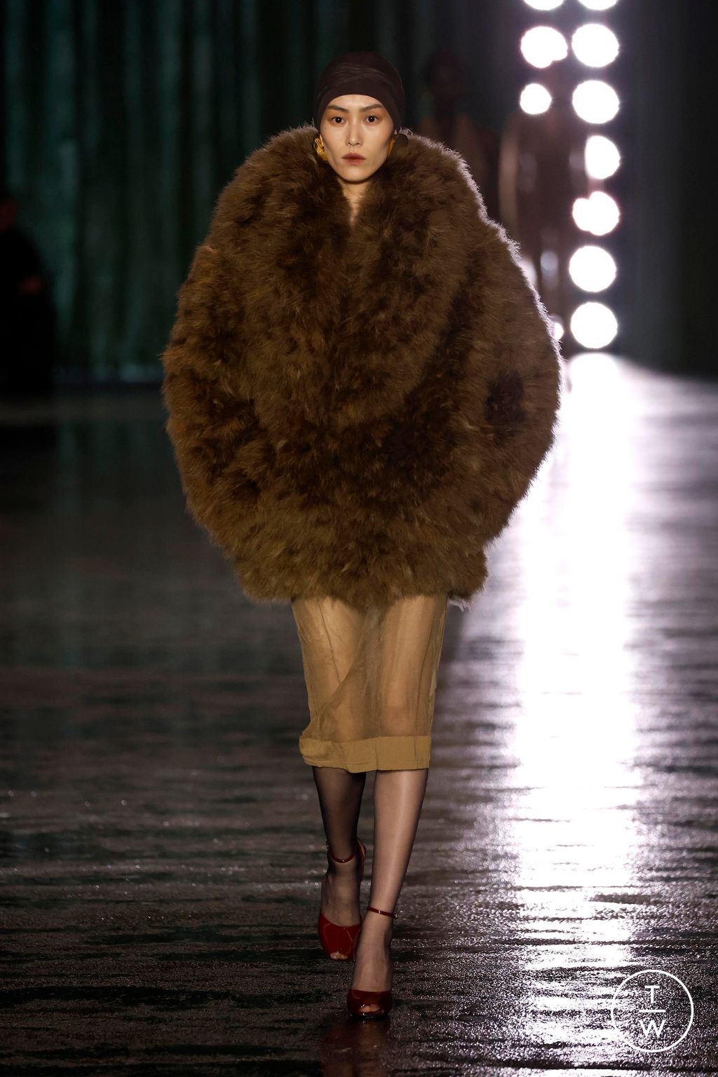 Fashion Week Paris Fall/Winter 2024 look 32 from the Saint Laurent collection womenswear