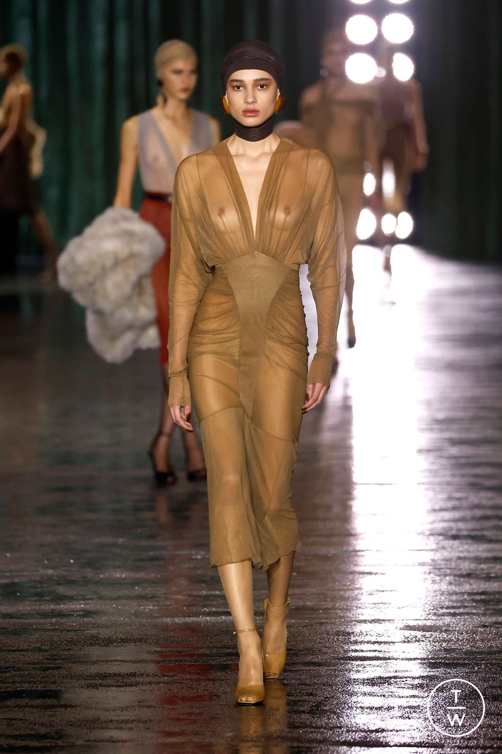 Fashion Week Paris Fall/Winter 2024 look 34 de la collection Saint Laurent womenswear