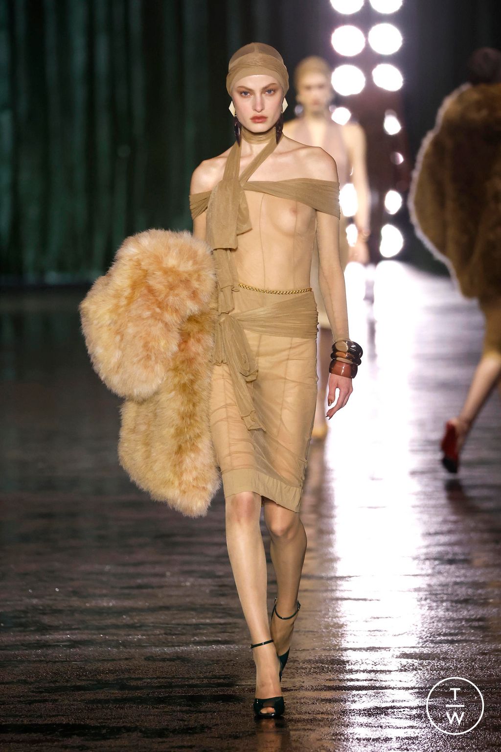 Fashion Week Paris Fall/Winter 2024 look 35 de la collection Saint Laurent womenswear
