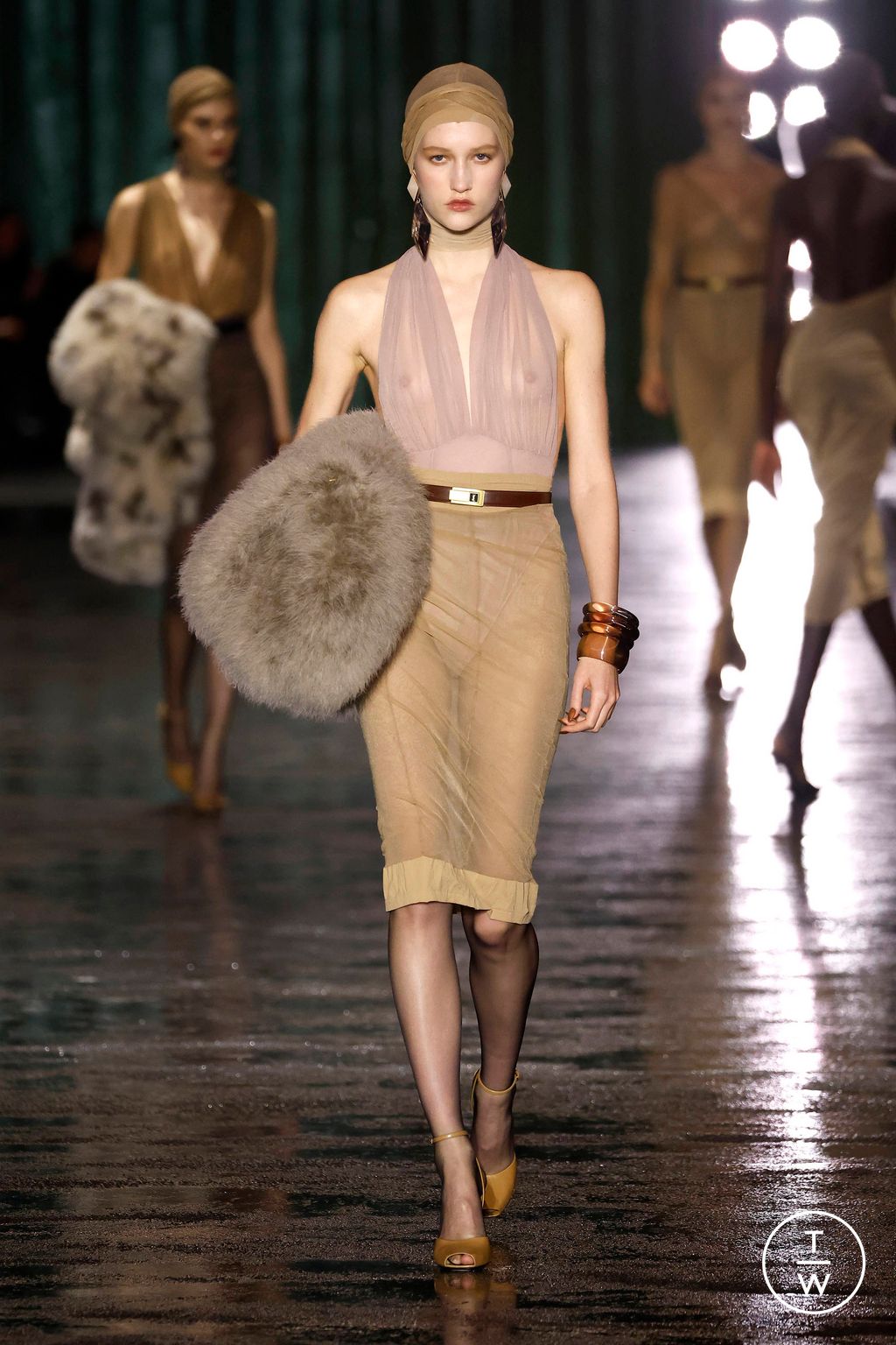 Fashion Week Paris Fall/Winter 2024 look 36 de la collection Saint Laurent womenswear