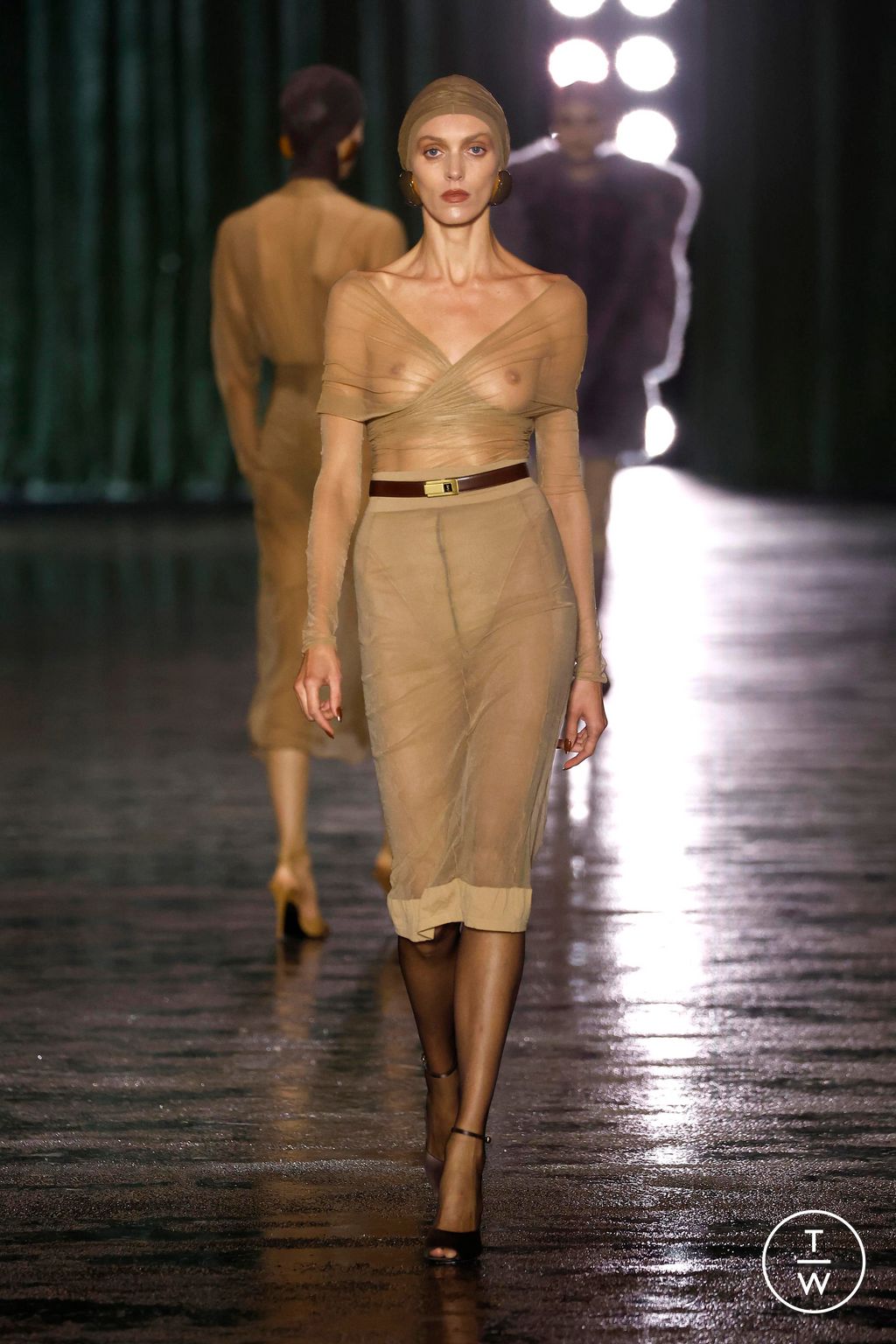 Fashion Week Paris Fall/Winter 2024 look 37 de la collection Saint Laurent womenswear