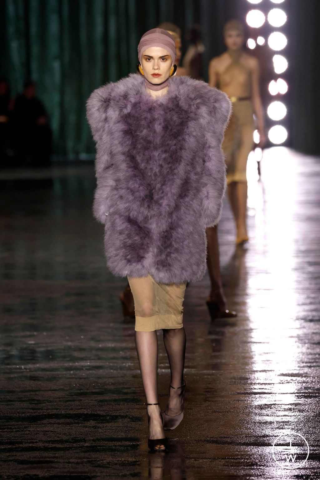 Fashion Week Paris Fall/Winter 2024 look 38 de la collection Saint Laurent womenswear