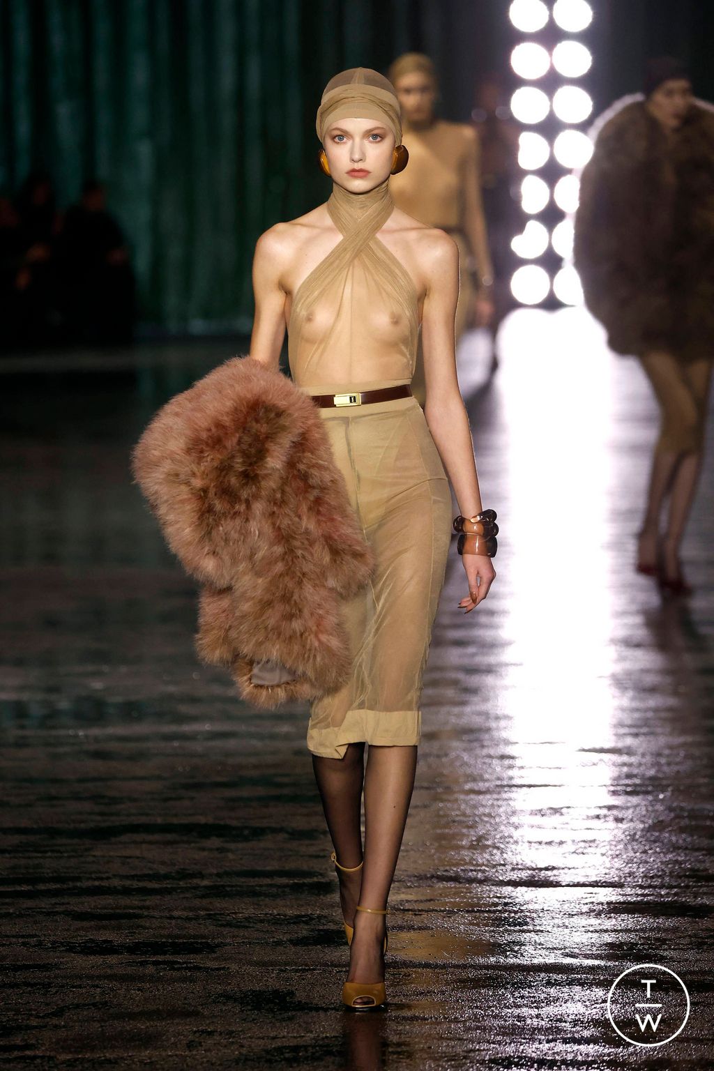 Fashion Week Paris Fall/Winter 2024 look 39 de la collection Saint Laurent womenswear