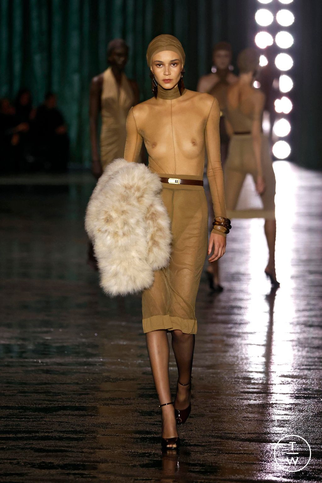 Fashion Week Paris Fall/Winter 2024 look 40 de la collection Saint Laurent womenswear