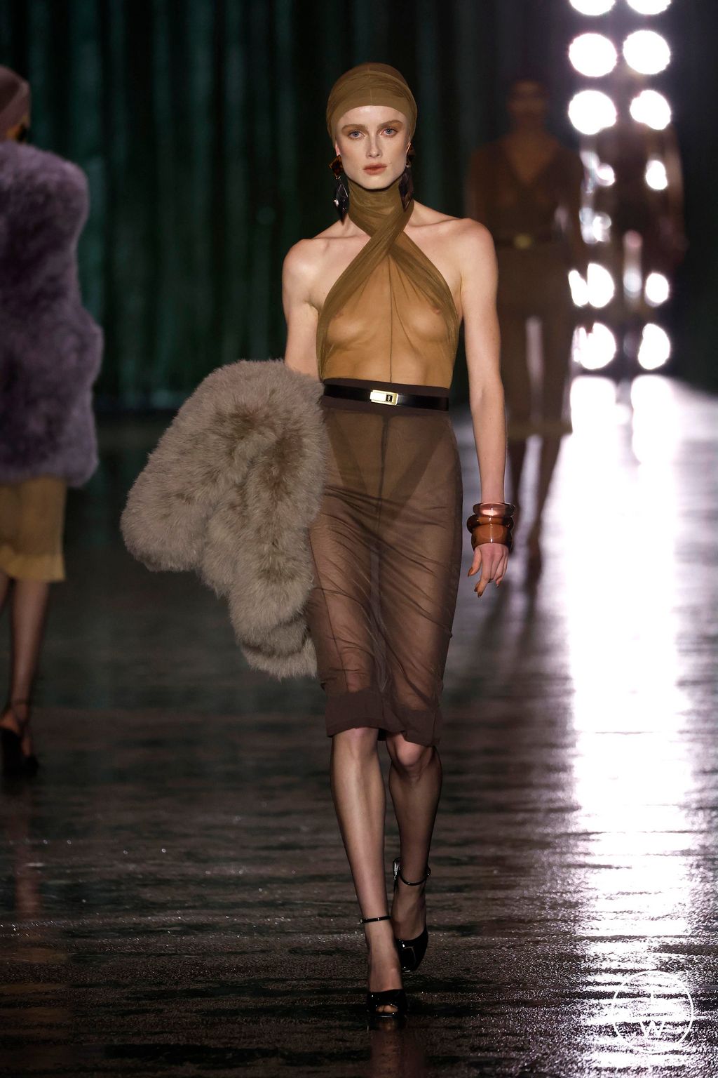 Fashion Week Paris Fall/Winter 2024 look 41 de la collection Saint Laurent womenswear