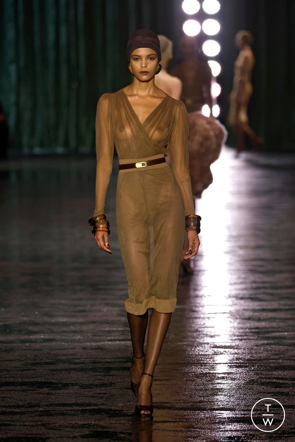 Fashion Week Paris Fall/Winter 2024 look 42 de la collection Saint Laurent womenswear