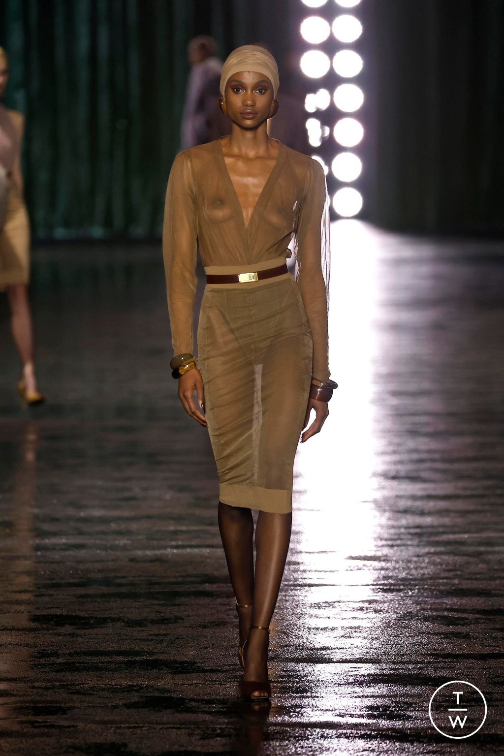Fashion Week Paris Fall/Winter 2024 look 43 de la collection Saint Laurent womenswear
