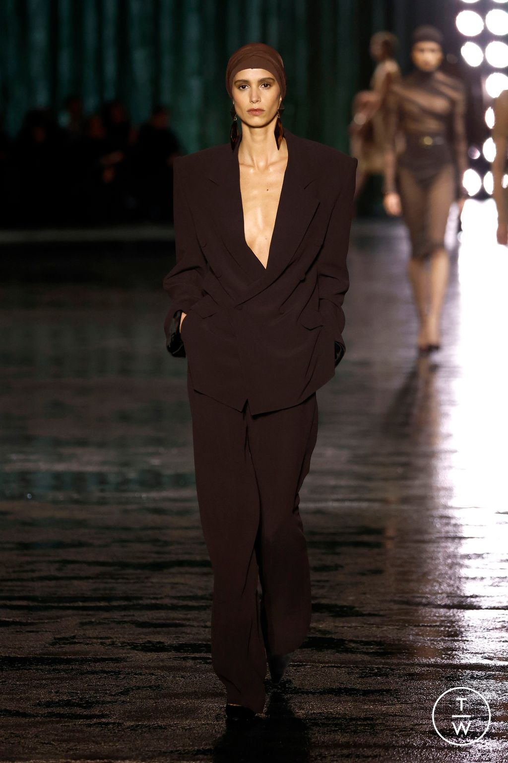 Fashion Week Paris Fall/Winter 2024 look 44 from the Saint Laurent collection 女装