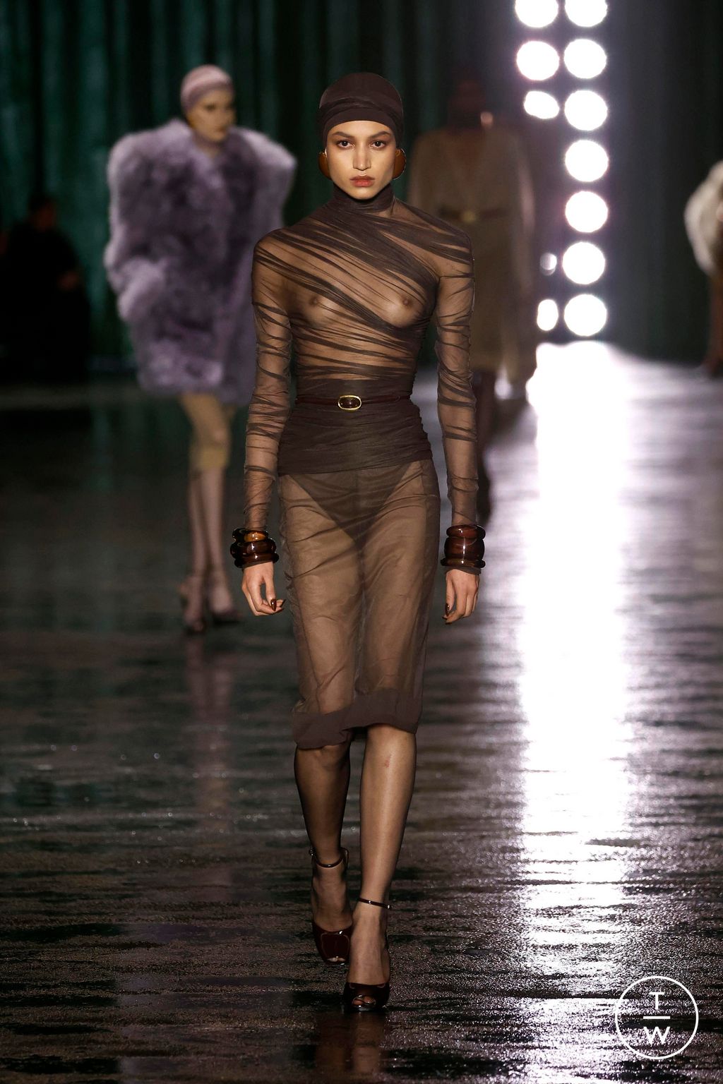 Fashion Week Paris Fall/Winter 2024 look 45 from the Saint Laurent collection 女装