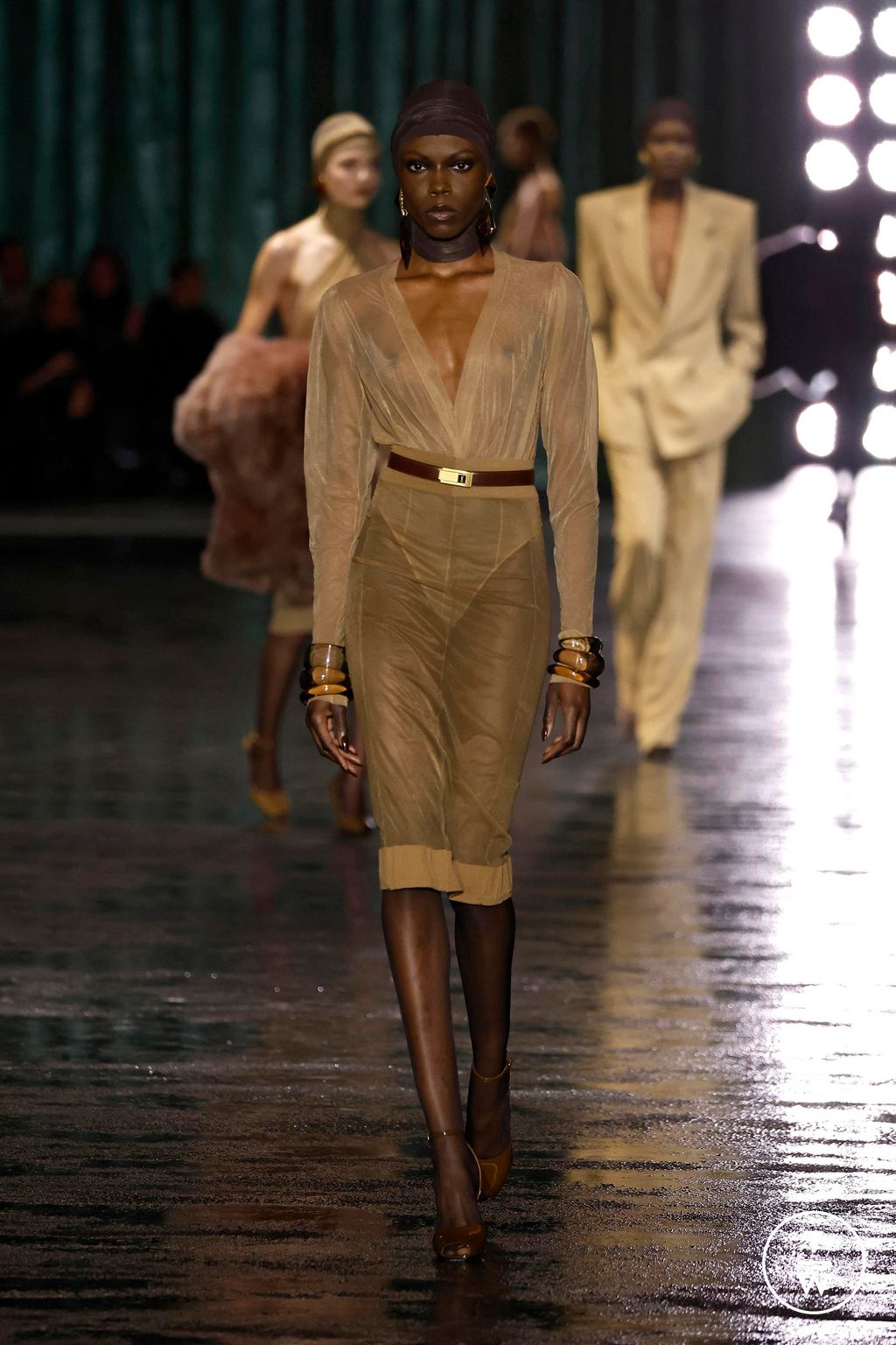 Fashion Week Paris Fall/Winter 2024 look 46 de la collection Saint Laurent womenswear