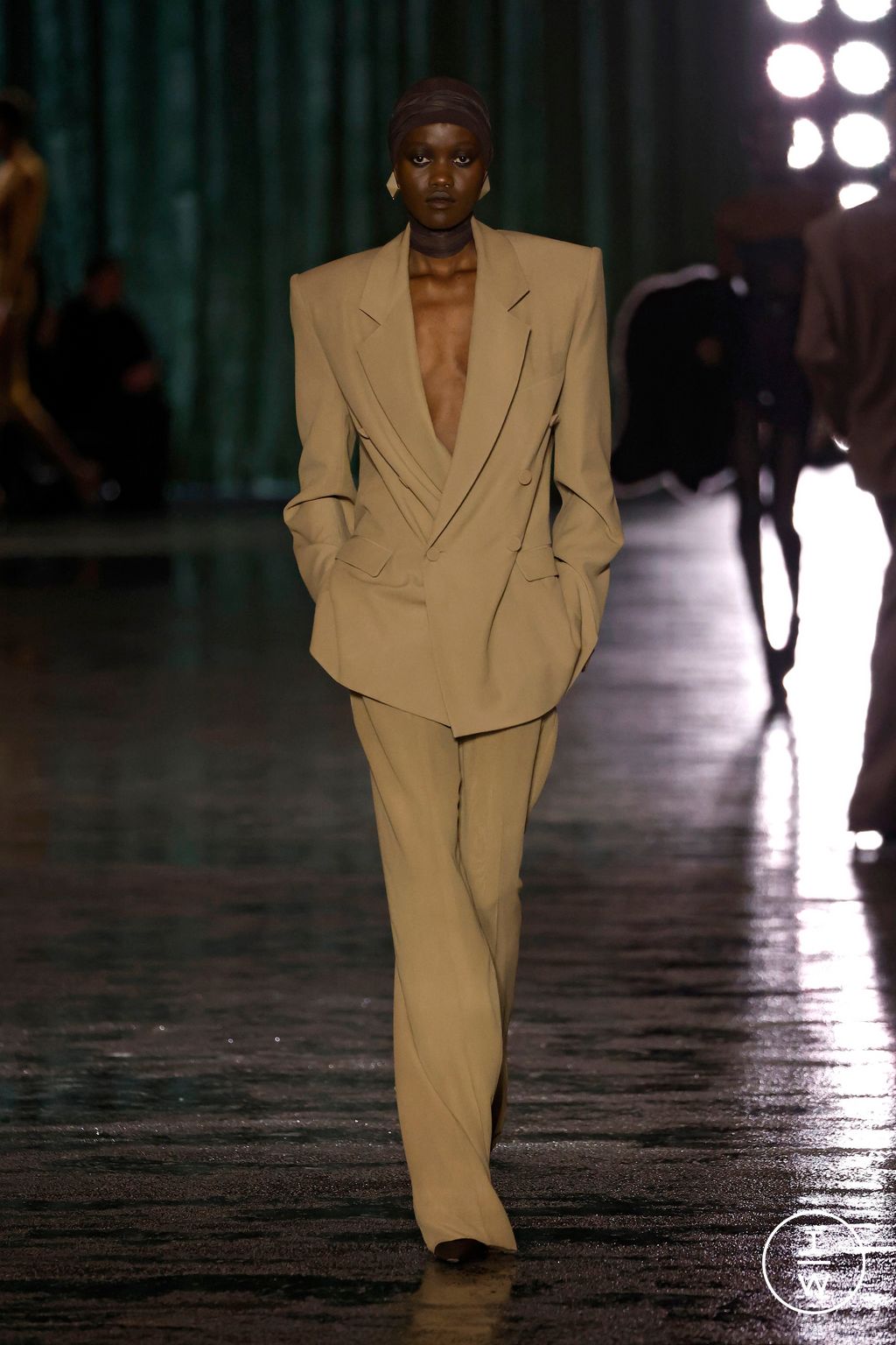 Fashion Week Paris Fall/Winter 2024 look 47 from the Saint Laurent collection 女装