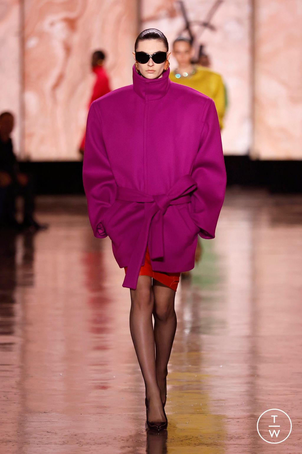 Fashion Week Paris Fall/Winter 2025 look 17 from the Saint Laurent collection 女装