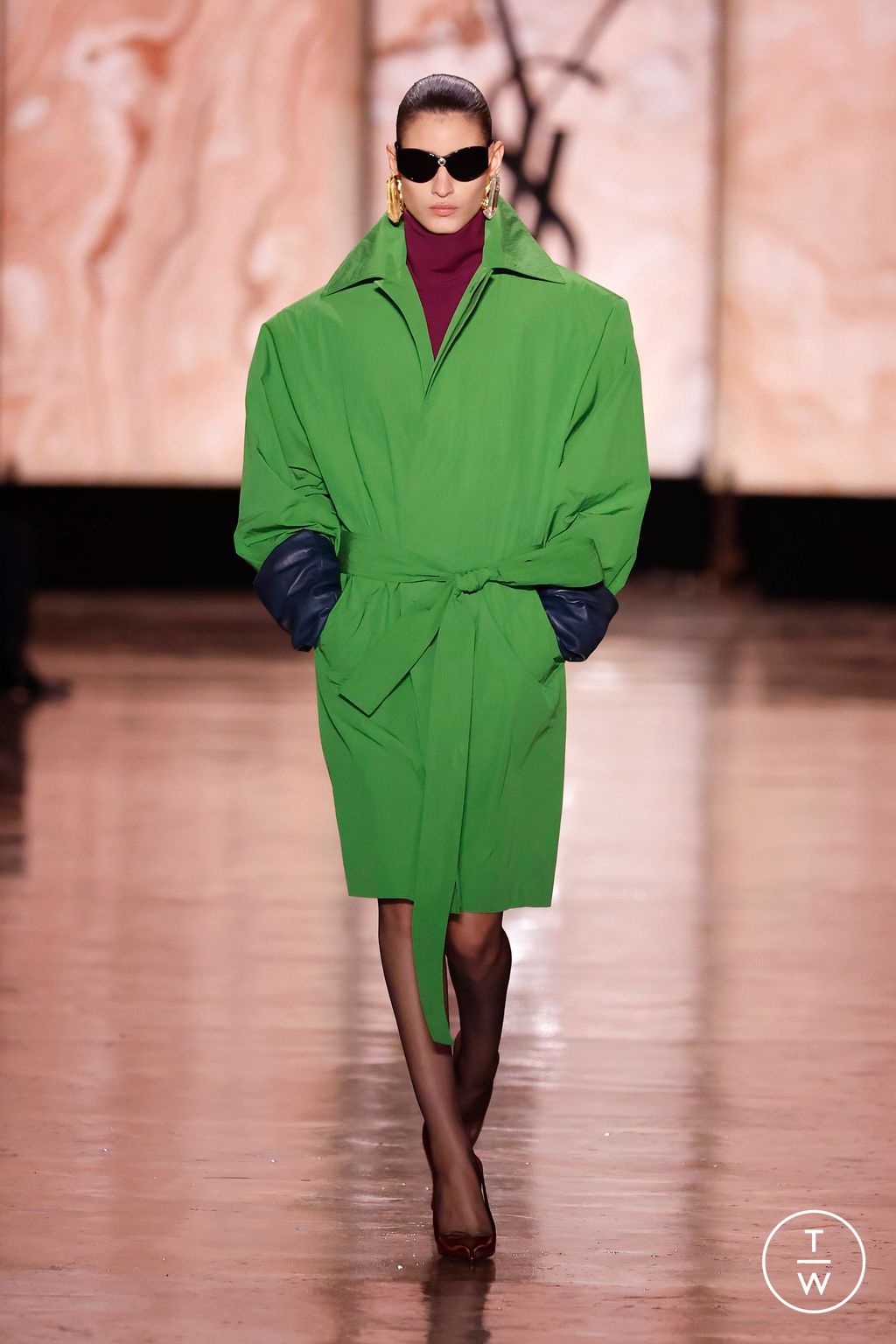 Fashion Week Paris Fall/Winter 2025 look 19 from the Saint Laurent collection 女装