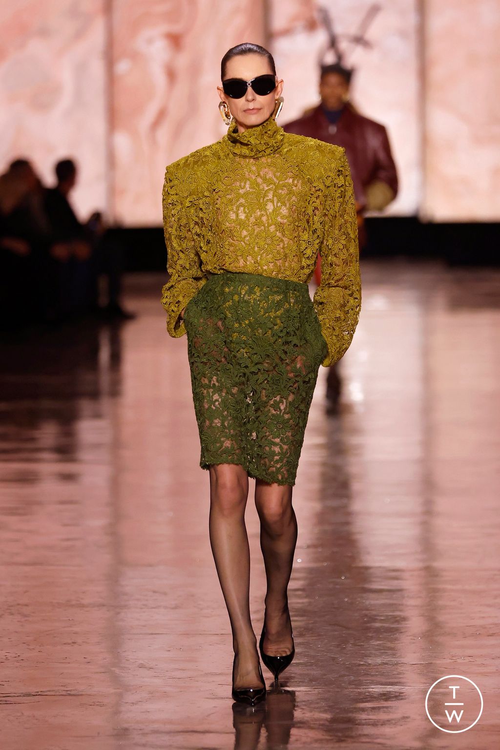 Fashion Week Paris Fall/Winter 2025 look 30 de la collection Saint Laurent womenswear