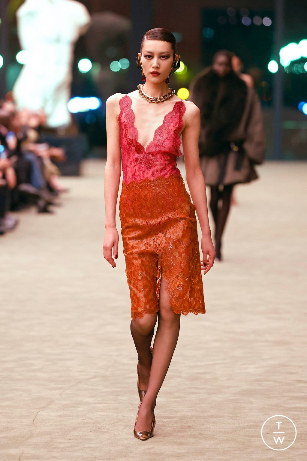 Fashion Week Paris Fall/Winter 2026 look 24 de la collection Saint Laurent womenswear