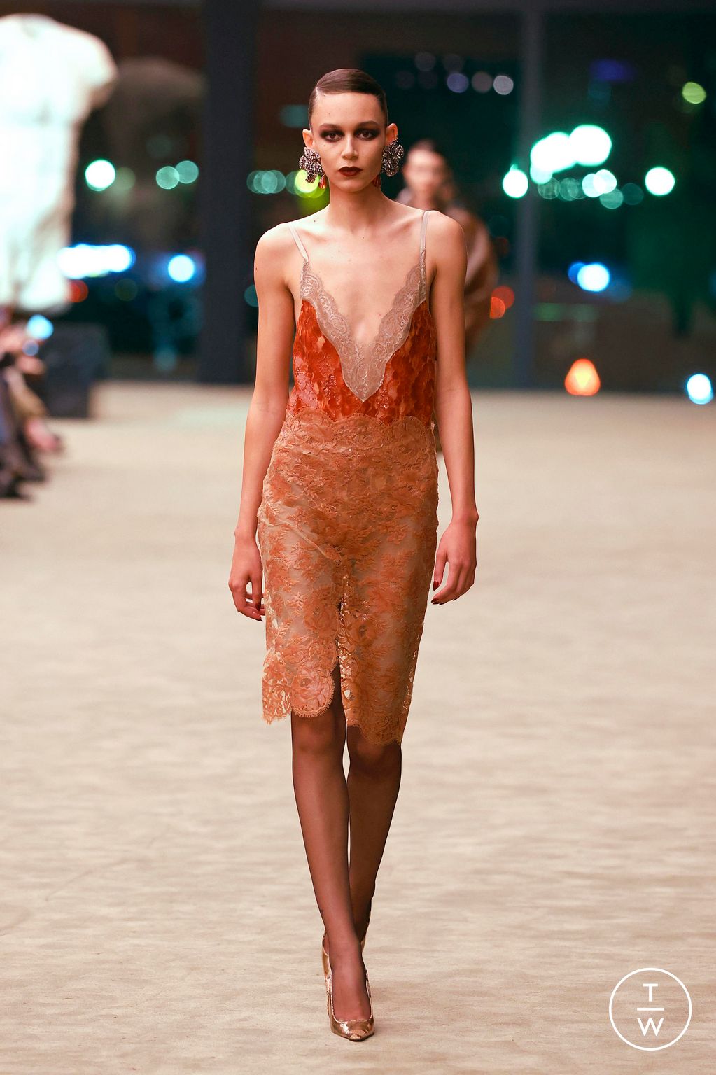 Fashion Week Paris Fall/Winter 2026 look 26 from the Saint Laurent collection 女装