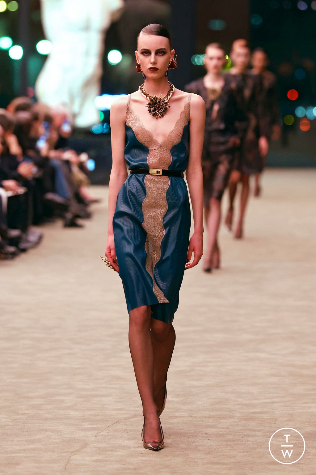 Fashion Week Paris Fall/Winter 2026 look 32 from the Saint Laurent collection 女装