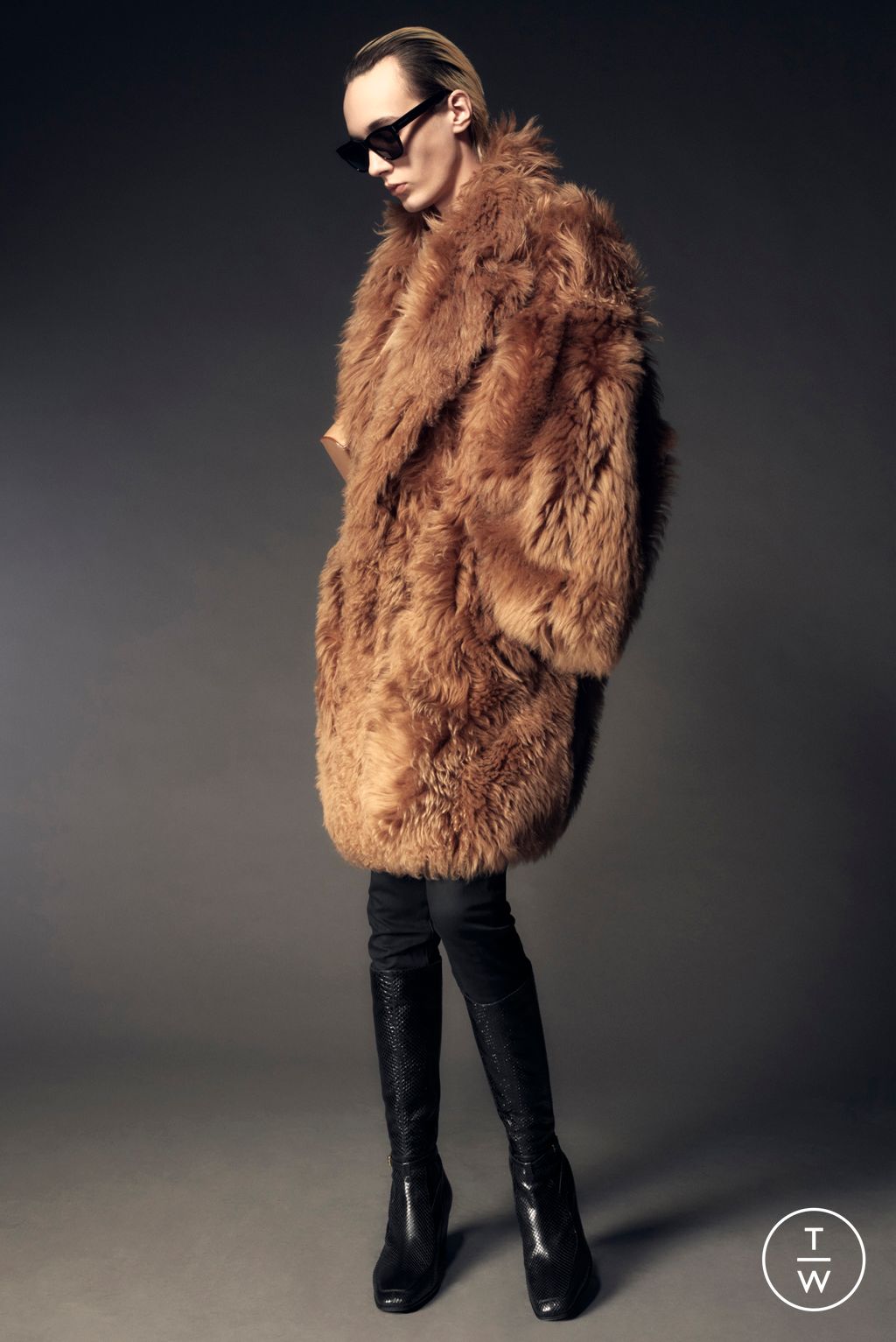 Fashion Week Paris Pre-Fall 2022 look 19 from the Saint Laurent collection 男装