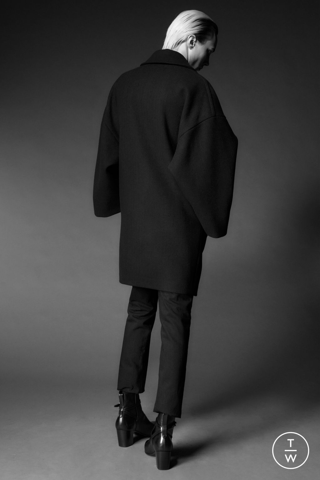 Fashion Week Paris Pre-Fall 2022 look 22 from the Saint Laurent collection menswear