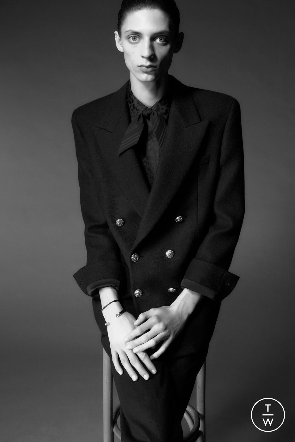 Fashion Week Paris Pre-Fall 2022 look 26 from the Saint Laurent collection 男装