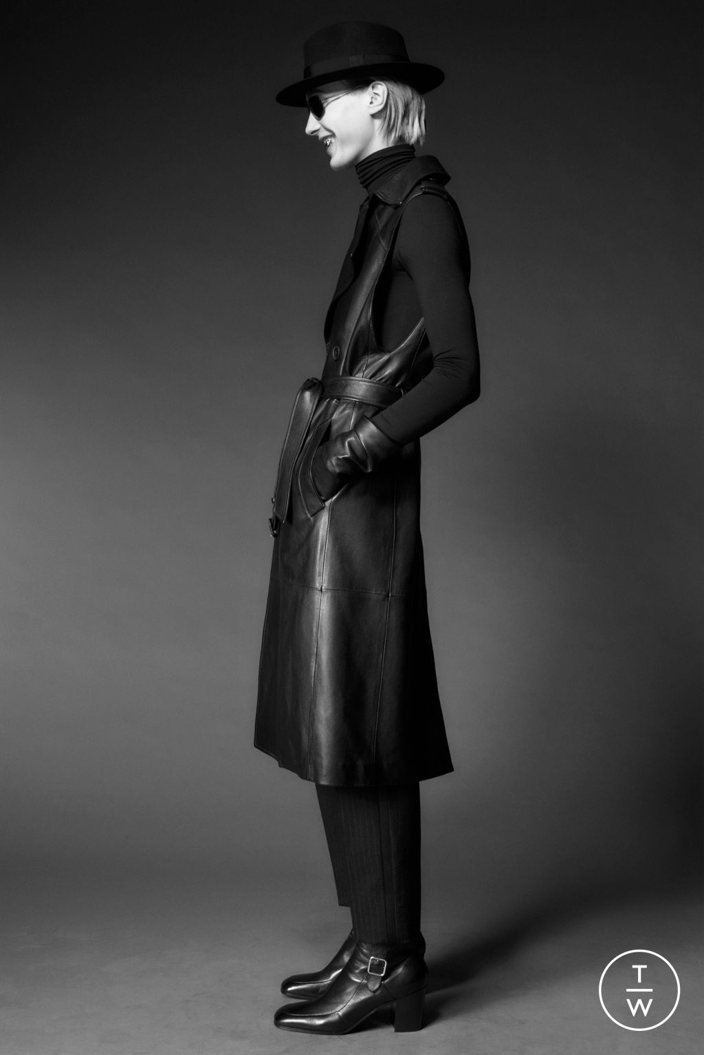 Fashion Week Paris Pre-Fall 2022 look 39 from the Saint Laurent collection 男装