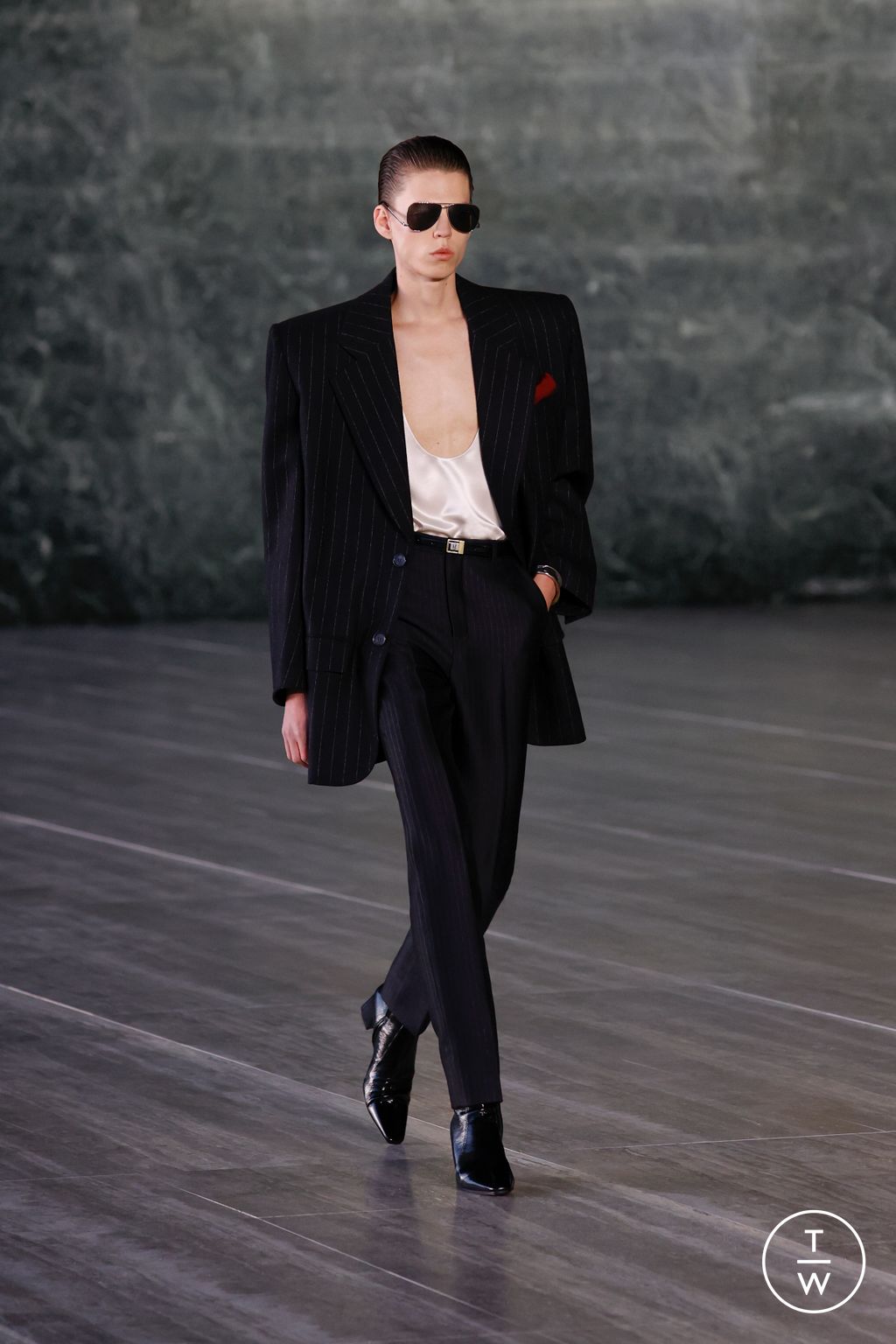 Fashion Week Paris Spring/Summer 2024 look 5 from the Saint Laurent collection 男装