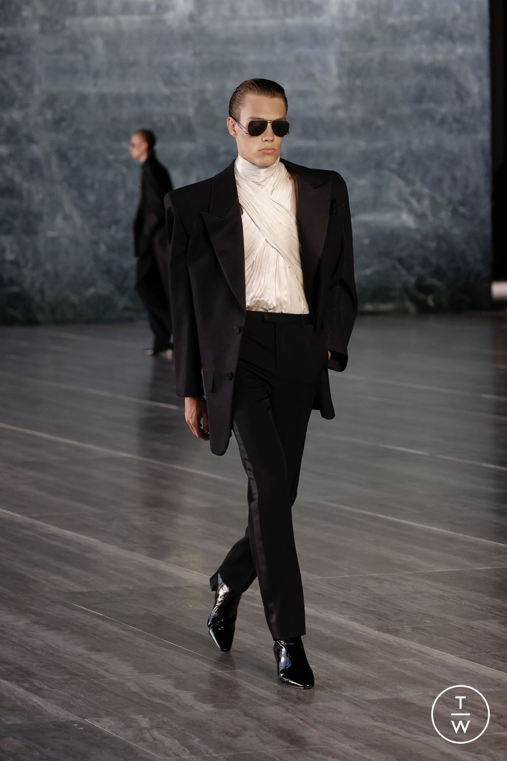 Fashion Week Paris Spring/Summer 2024 look 15 from the Saint Laurent collection 男装