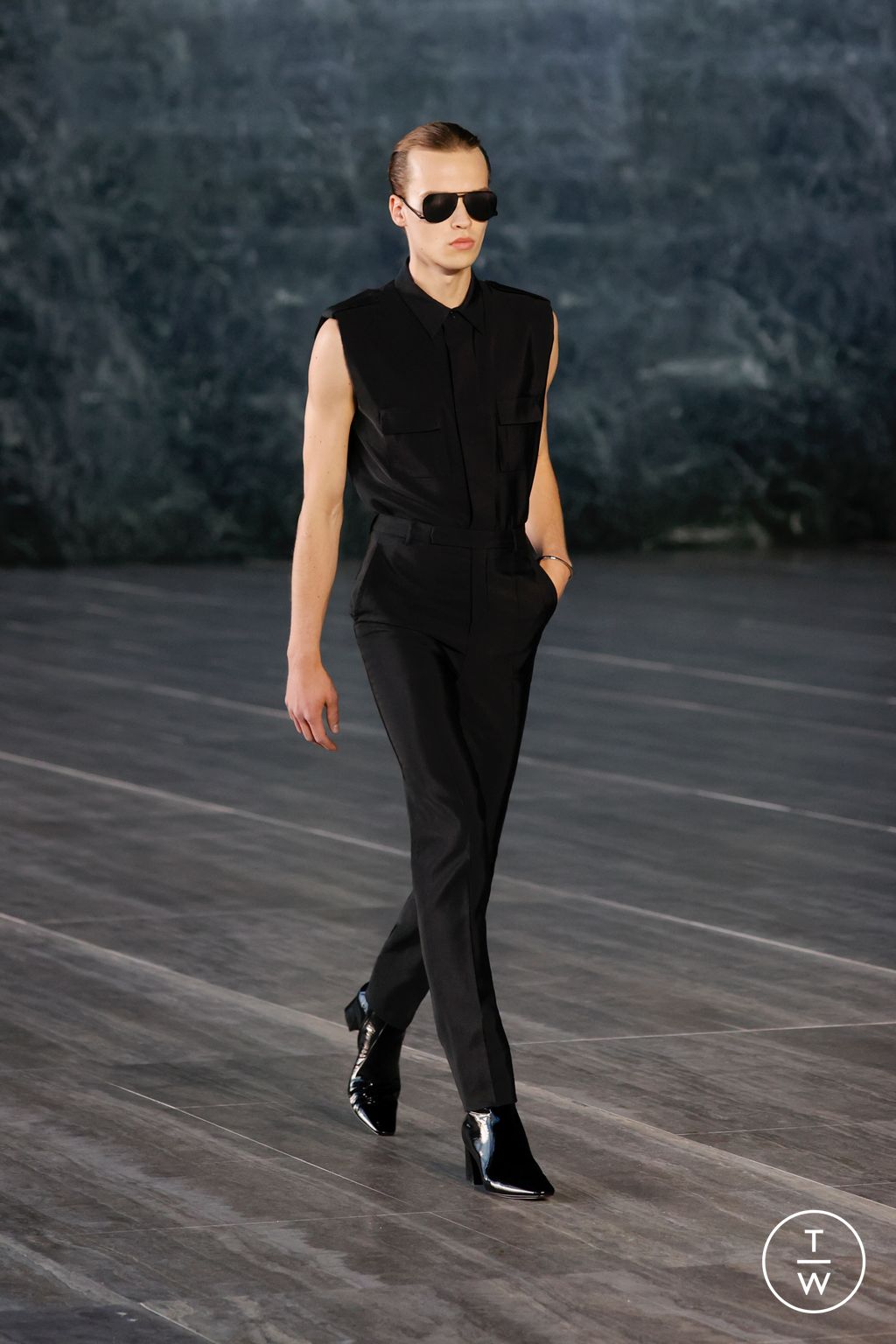 Fashion Week Paris Spring/Summer 2024 look 21 from the Saint Laurent collection 男装