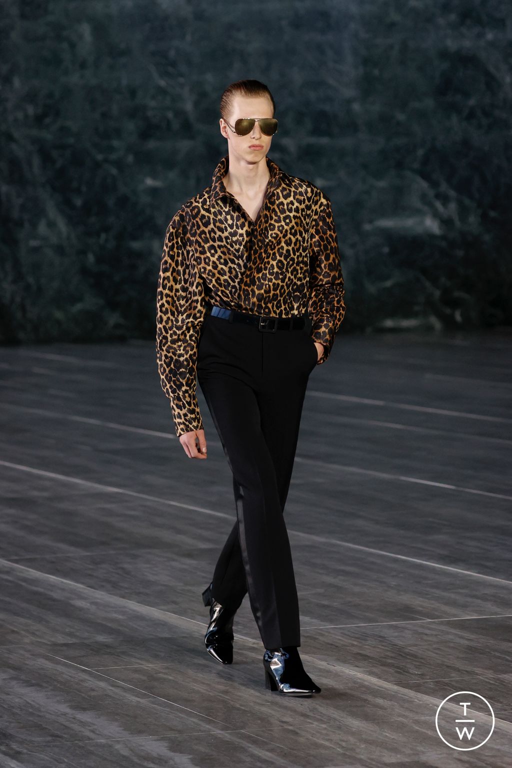 Fashion Week Paris Spring/Summer 2024 look 24 from the Saint Laurent collection 男装