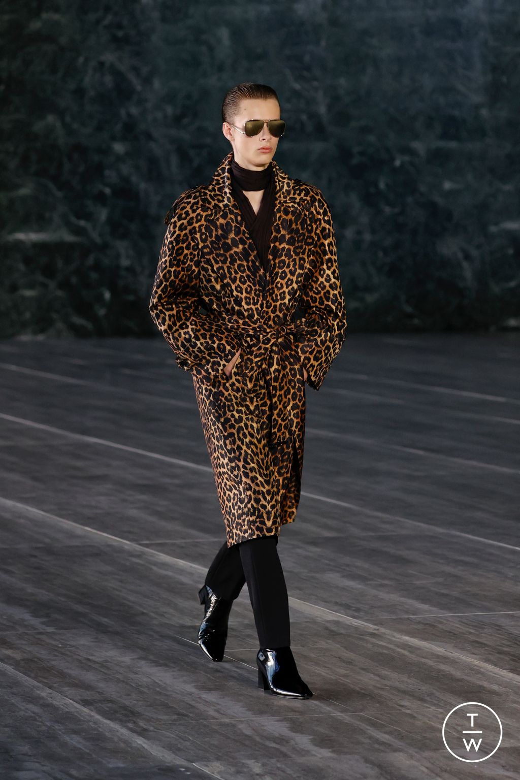Fashion Week Paris Spring/Summer 2024 look 26 from the Saint Laurent collection 男装